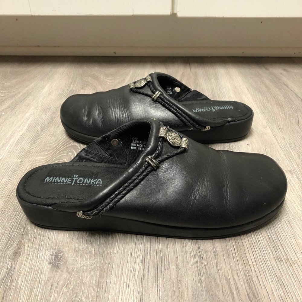 Minnetonka Women's Size 10 Black Leather Clogs Embellished Moccasins Shoes - Picture 3 of 6